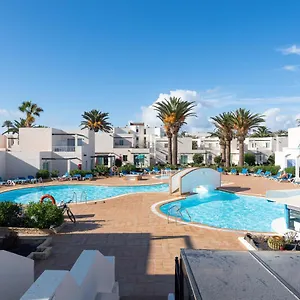  Apartment Homeforguest Con Terraza Y Piscina En